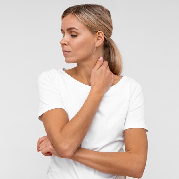 Widok z przodu kobiety cierpiącej na ból szyi