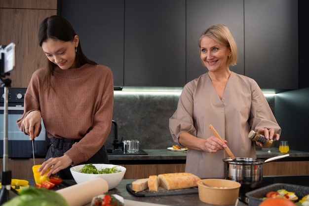 Bezpłatne zdjęcie widok z przodu kobiety gotowanie razem