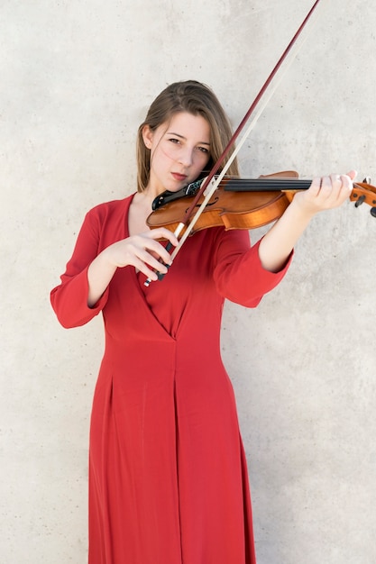 Bezpłatne zdjęcie widok z przodu kobiety gry na skrzypcach