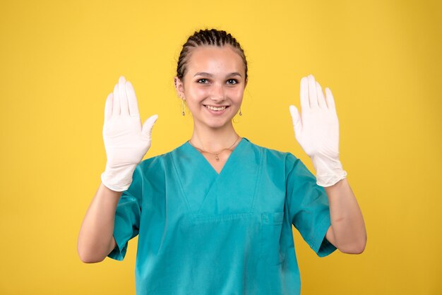 Widok Z Przodu Kobiety Lekarza W Rękawiczkach Na żółtej ścianie