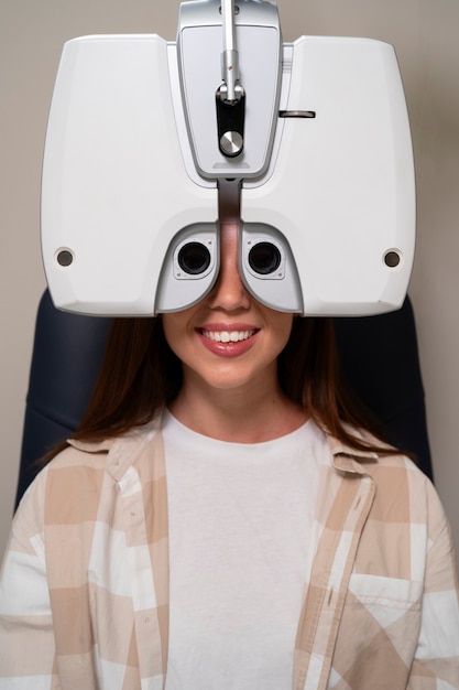 Bezpłatne zdjęcie widok z przodu kobiety sprawdzającej wzrok
