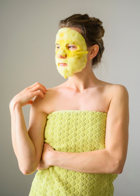 Bezpłatne zdjęcie widok z przodu kobiety w ręcznik z maską