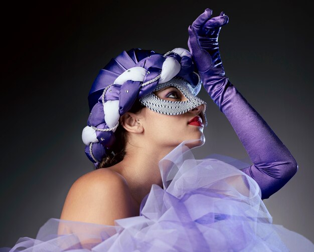 Widok z przodu kobiety z elegancką maską karnawałową