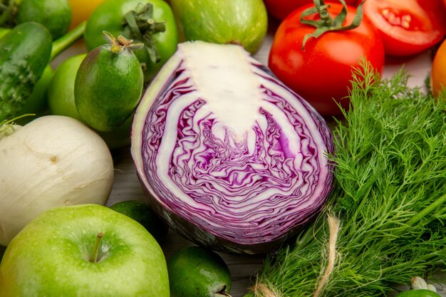 Widok z przodu kompozycja warzywna z owocami na białym tle dieta sałatka zdrowie dojrzałe kolorowe zdjęcie