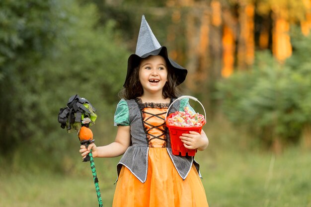 Widok z przodu koncepcji halloween piękna dziewczyna