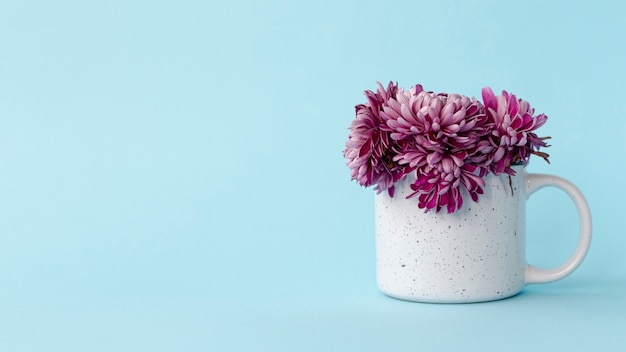 Bezpłatne zdjęcie widok z przodu kubek z kwiatami i kopiować miejsca na walentynki