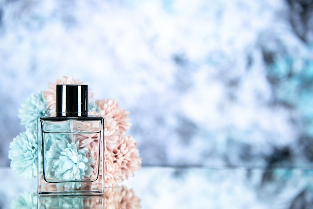 Bezpłatne zdjęcie widok z przodu kwiaty butelki perfum na jasnoszarym tle z miejscem na kopię