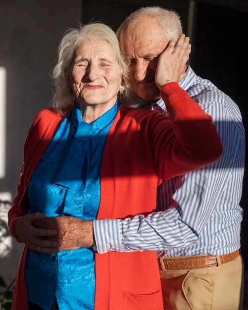 Bezpłatne zdjęcie widok z przodu ładny starszy mężczyzna i kobieta