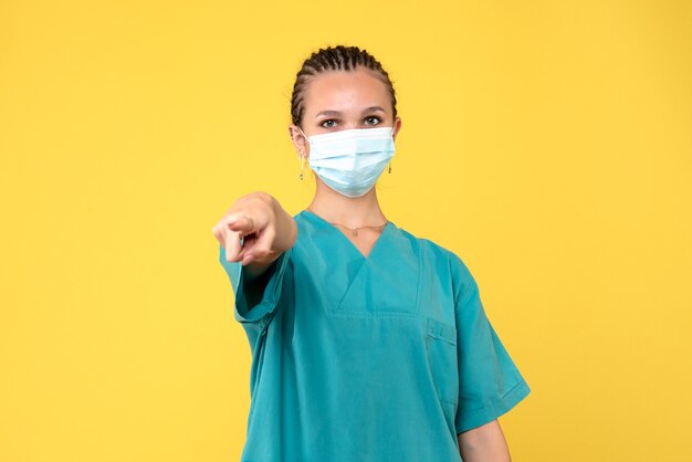 Widok z przodu lekarka w koszuli i masce medycznej, pandemia Covid-19 w szpitalu pielęgniarki zdrowia