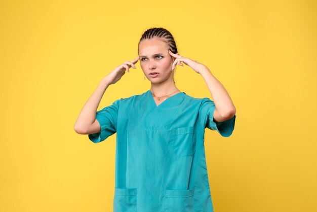 Widok z przodu lekarka w koszuli medycznej, pielęgniarka covid-19 szpital zdrowia kolor emocji