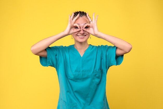 Widok z przodu lekarka w koszuli medycznej, pielęgniarka kolorowa szpitala zdrowia Covid-19