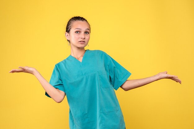 Widok z przodu lekarka w koszuli medycznej, pielęgniarka szpitalna covid-19 kolorowy wirus zdrowia
