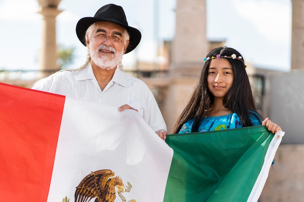 Widok z przodu ludzi z meksykańską flagą