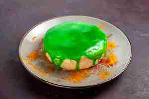 Bezpłatne zdjęcie widok z przodu małe pyszne ciasto z zielonym kremem na ciemnej powierzchni ciasto z cukrem herbatniki słodkie ciasteczka herbaciane