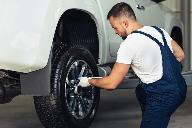 Widok z przodu mechanik mężczyzna pracy