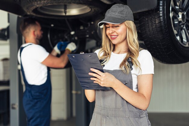 Widok z przodu mechaników pracujących razem