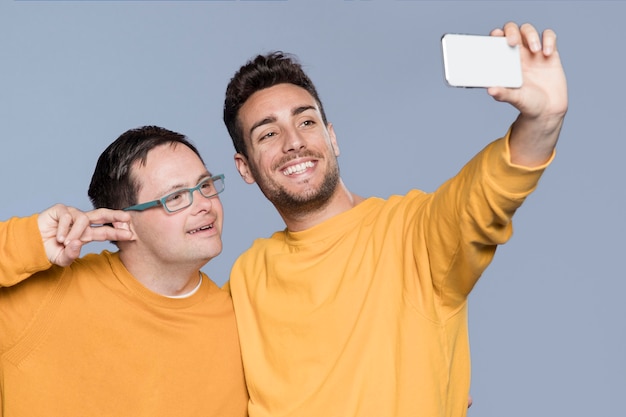Widok z przodu mężczyzn biorąc selfie razem
