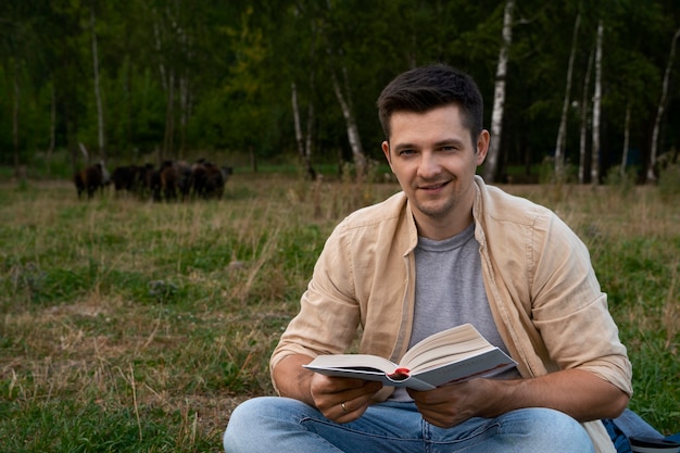 Bezpłatne zdjęcie widok z przodu mężczyzna czytający na zewnątrz