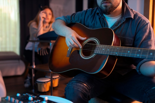 Widok z przodu mężczyzna grający na gitarze