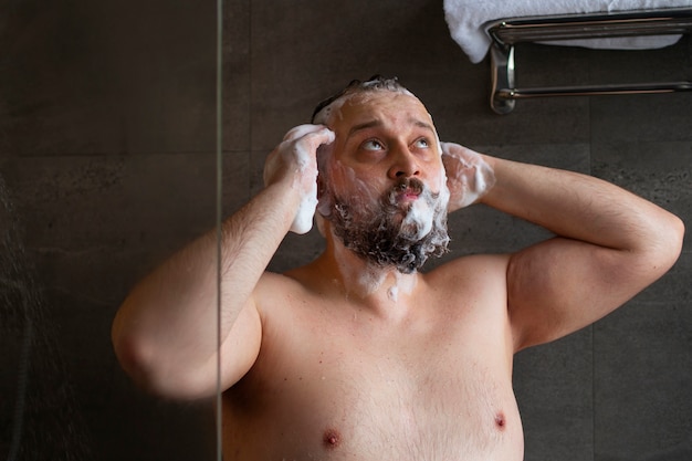 Widok z przodu mężczyzna mycie włosów