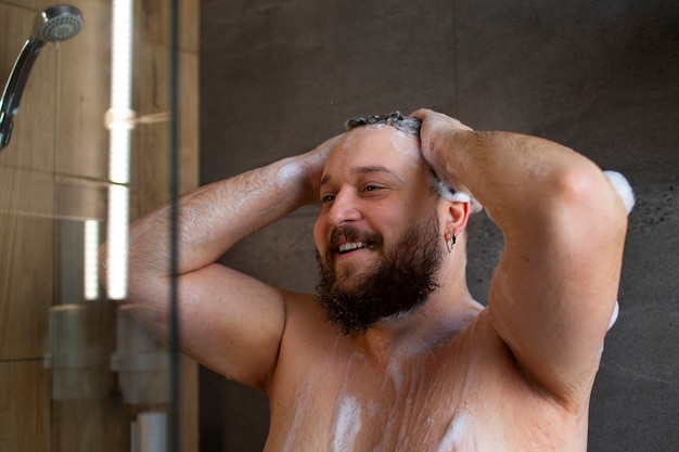 Bezpłatne zdjęcie widok z przodu mężczyzna mycie włosów