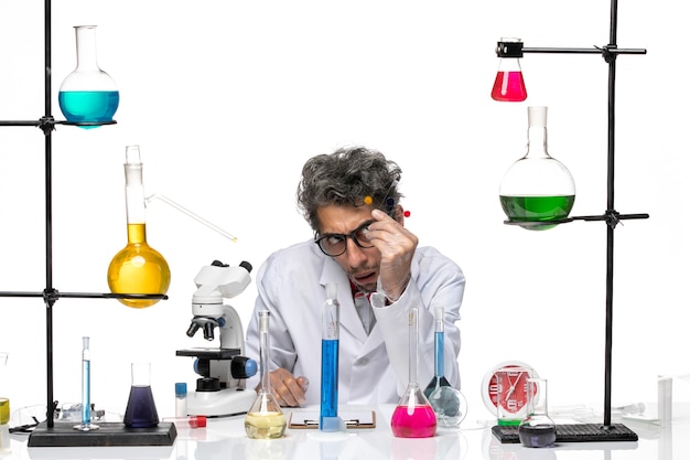 Widok z przodu mężczyzna naukowiec posiadający próbki na białym tle laboratorium wirusa covid nauka zdrowie