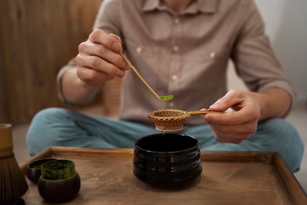 Widok z przodu mężczyzna przygotowujący herbatę matcha