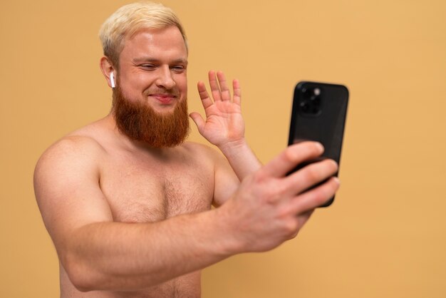 Bezpłatne zdjęcie widok z przodu mężczyzna trzyma smartfon