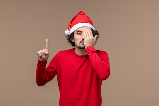 Widok Z Przodu Mężczyzna W Czerwieni Zakrywający Połowę Twarzy Na Brązowym Tle Emocje Wakacje Boże Narodzenie
