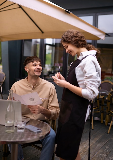 Widok z przodu mężczyzna zamawiający w restauracji