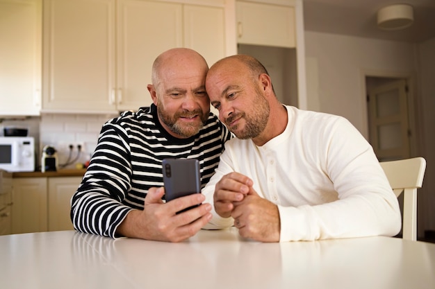 Bezpłatne zdjęcie widok z przodu mężczyźni robiący selfie