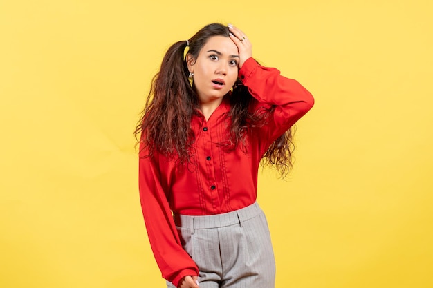 Widok Z Przodu Młoda Dziewczyna W Czerwonej Bluzce Z Przykrością Na żółtym Tle Kobiece Uczucie Dziecko Dziecko Dziewczyna Młodzieżowe Emocje Youth