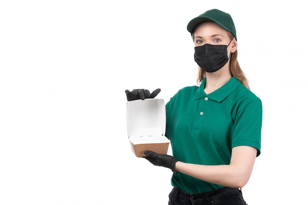 Widok Z Przodu Młoda Kobieta Kurier W Zielone Jednolite Czarne Rękawiczki I Czarną Maskę Trzyma Dostarczanie żywności