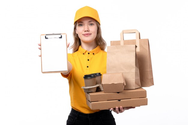 Widok z przodu młoda kobieta kurier żeński pracownik usług dostawy żywności trzymając pudełka po pizzy i notatnik opakowania żywności na białym tle