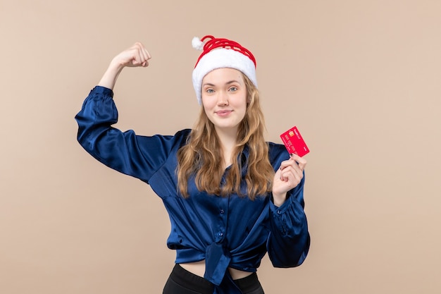 Widok Z Przodu Młoda Kobieta Trzyma Czerwoną Kartę Bankową Na Różowym Tle Wakacje Xmas Pieniądze Zdjęcie Emocji Nowego Roku