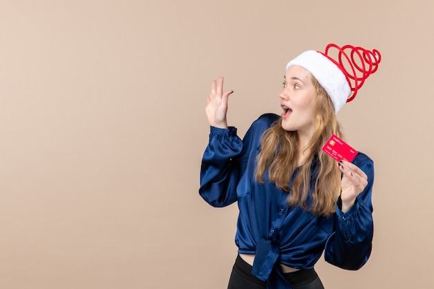 Widok Z Przodu Młoda Kobieta Trzyma Czerwoną Kartę Bankową Na Różowym Tle Wakacje Zdjęcie Nowy Rok Xmas Pieniądze Emocje Wolne Miejsce