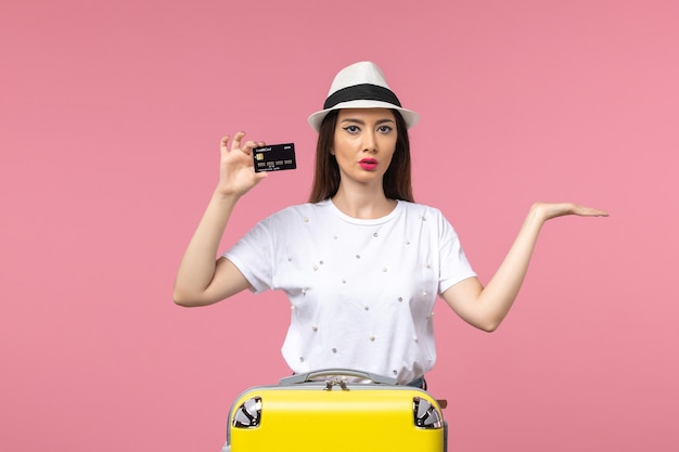 Widok Z Przodu Młoda Kobieta Trzymająca Czarną Kartę Bankową Na Różowej ścianie W Kolorze Podróży Latem