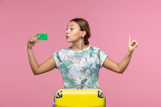 Widok Z Przodu Młoda Kobieta Trzymająca Kartę Bankową Na Wakacjach Na Różowej ścianie Letnia Podróż Wakacyjna Wycieczka Odpoczynek Kobieta