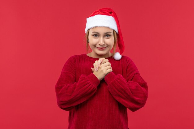 Widok z przodu młoda kobieta uśmiechnięta, święta świąteczne czerwone