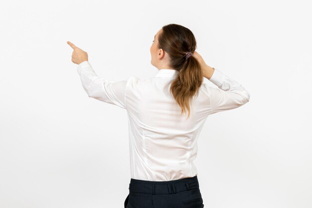 Bezpłatne zdjęcie widok z przodu młoda kobieta w białej bluzce odwracająca plecy na białym tle biuro kobiece emocje uczucie model pracy