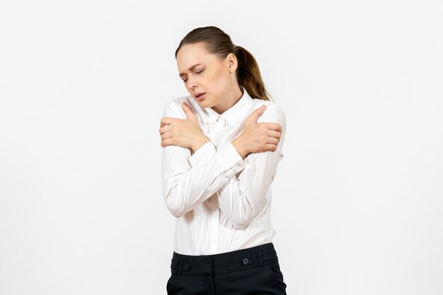 Widok z przodu młoda kobieta w białej bluzce z drżącą twarzą na białym tle praca biurowa kobiece emocje uczucie model