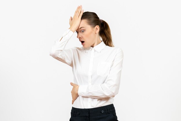 Widok z przodu młoda kobieta w białej bluzce z zaszokowaną twarzą na białym tle praca biurowa kobiece emocje uczucia model
