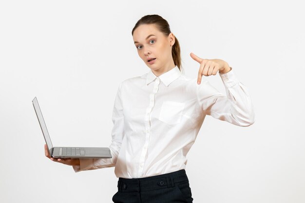 Widok z przodu młoda kobieta w białej bluzce za pomocą laptopa na białym tle model biuro pracy uczucie emocji kobieta