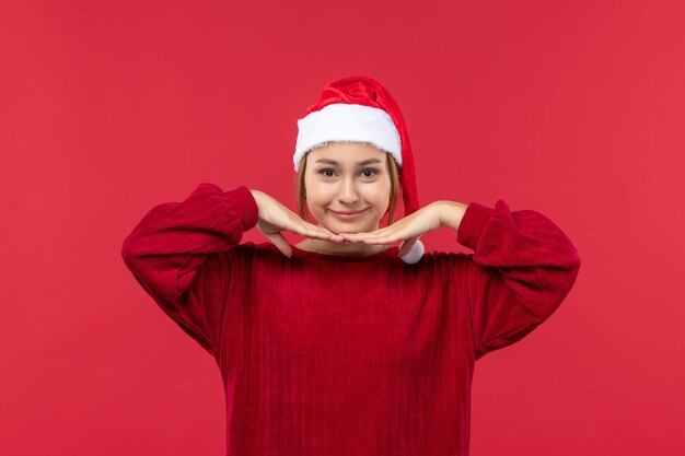 Widok z przodu młoda kobieta z uśmiechniętym wyrazem twarzy, świąteczne święta czerwone