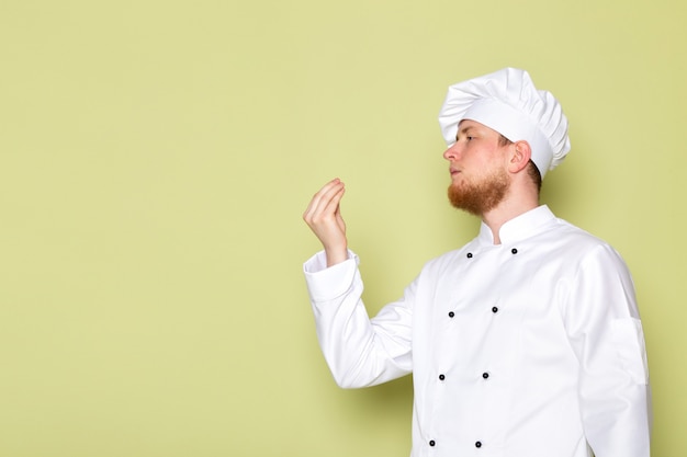 Widok z przodu młodego mężczyzny gotować w białym garniturze gotować białą czapkę głowy