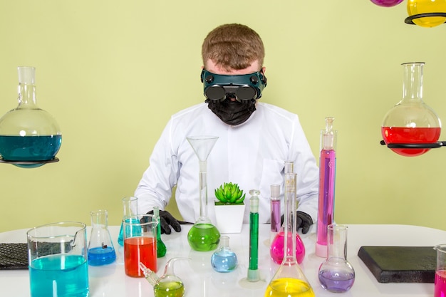 Widok Z Przodu Młody Chemik Robi Jakiś Eksperyment Z Rośliną W Okularach Ochronnych
