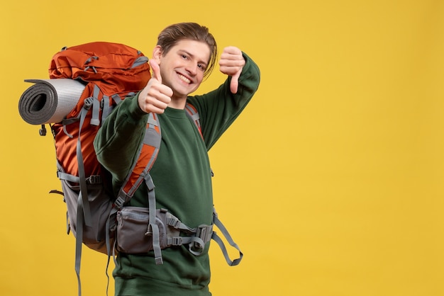 Bezpłatne zdjęcie widok z przodu młody mężczyzna z plecakiem przygotowującym się do wędrówek
