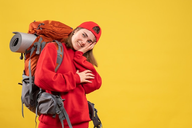 Widok z przodu młody turysta z uśmiechem plecak i czerwoną czapkę