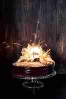 Bezpłatne zdjęcie widok z przodu na pyszne ciasto z lilią