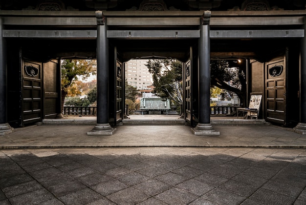 Widok z przodu na wejście do tradycyjnej japońskiej drewnianej świątyni